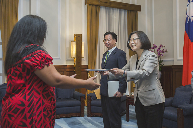 President Tsai accepts the credentials of Tessie Eria Lambourne, the new Kiribati Ambassador Extraordinary and Plenipotentiary to Taiwan.