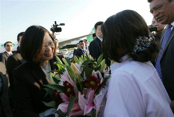 President Tsai receives a warm welcome from representatives of the Taiwanese expatriate community in El Salvador.