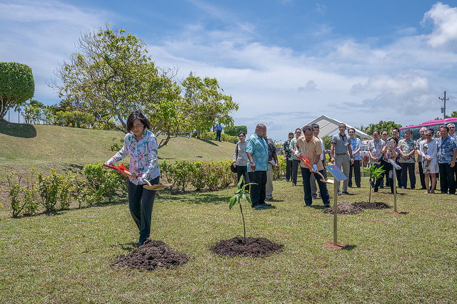 President Tsai planted a Jin-Hwang mango seedling, while President Remengesau planted an Irwin mango seedling, both representing the close friendship and enduring partnership between Taiwan and Palau.