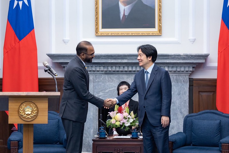 President Lai Ching-te shakes hands with Junior Chamber International President Kaveen Kumar Kumaravel.