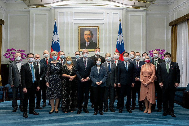 President Tsai poses for a photo with a delegation from the Czech Republic led by Senator Jiří Drahoš