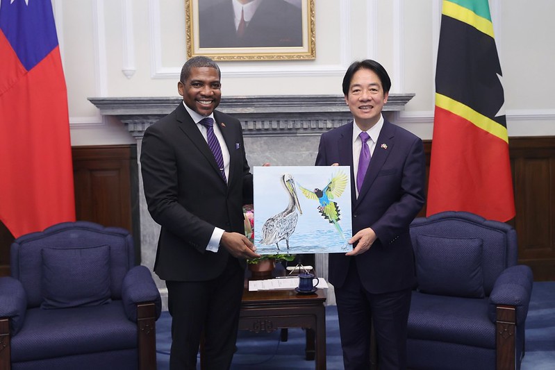 President Lai Ching-te receives a gift from Prime Minister Terrance Drew of Saint Christopher and Nevis.