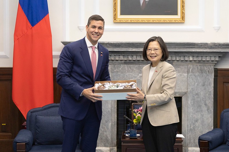 President Tsai Ing-wen presents President Santiago Peña Palacios of the Republic of Paraguay with a gift.