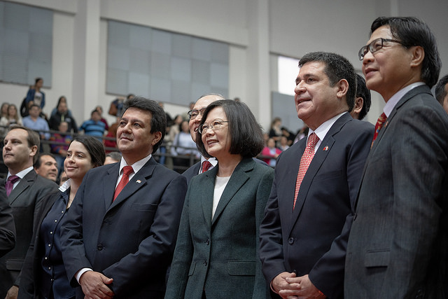 President Tsai and President Cartes witness the donation ceremony for Acer tablet computers.

 