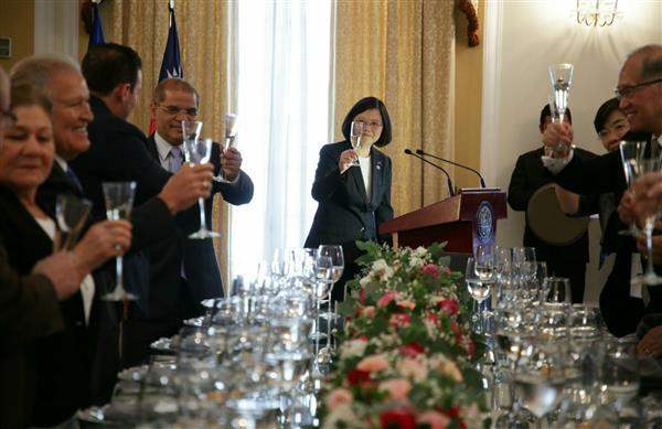 President Tsai attends a state banquet hosted by El Salvador President Sanchez Ceren.