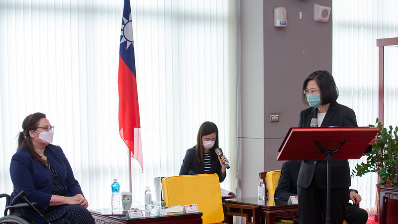 President Tsai meets with US Senators Tammy Duckworth, Dan Sullivan, and Chris Coons.