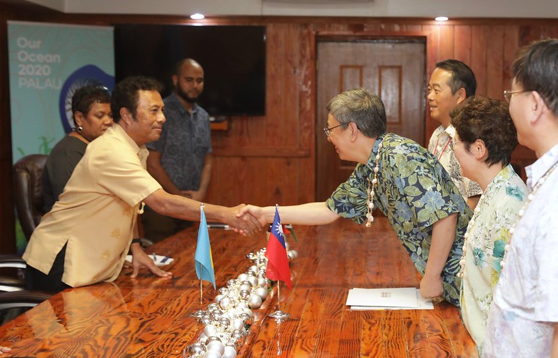 Vice President Chen shakes hands with Palau President Tommy Remengesau, Jr.
