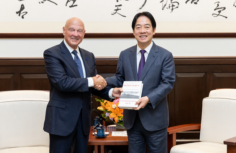 Admiral James O. Ellis Jr. (Ret.) presents President Lai Ching-te with a gift.