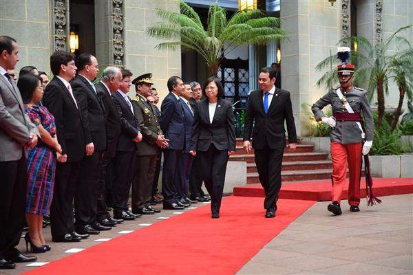 President Tsai is accompanied by Guatemalan President Jimmy Morales to greet with Nicaraguan administrative officials.