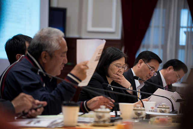 President Tsai listens to committee members' views.
