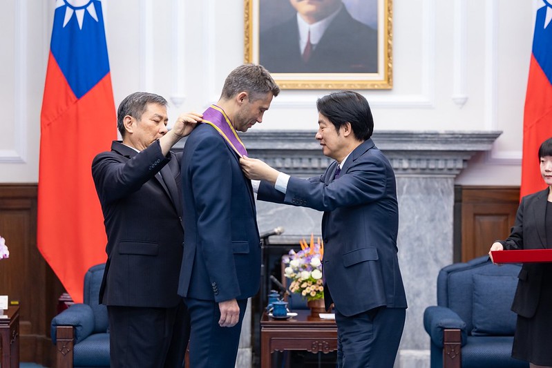 President Lai Ching-te confers the Order of Brilliant Star with Grand Cordon upon Head of the European Economic and Trade Office Filip Grzegorzewski.