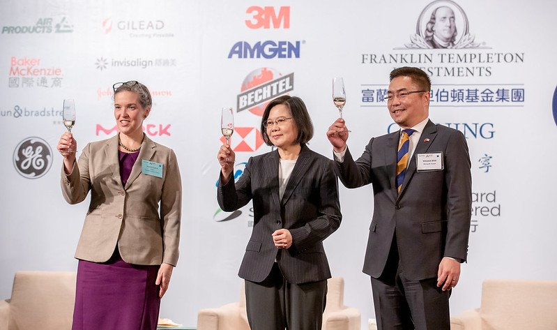President Tsai invites AmCham Taiwan Chairperson Shih and AIT Taipei Office Director Oudkirk to join her in a toast to Taiwan-US friendship.