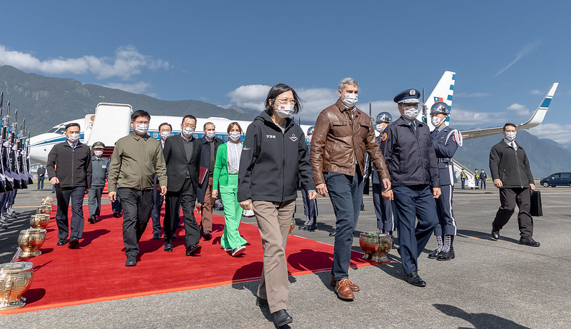 On the morning of February 17, President Tsai visited Hualien Air Force Base accompanied by President Abdo Benítez.
