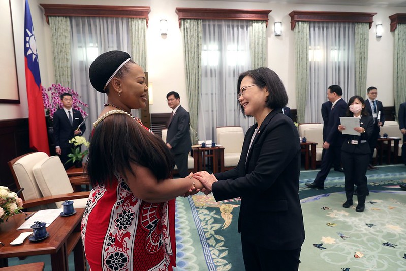 President Tsai Ing-wen shakes hands with Eswatini Minister of Foreign Affairs and International Cooperation Pholile Shakantu.