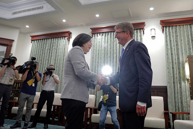 President Tsai shakes hands with former US Secretary of Defense Ash Carter.