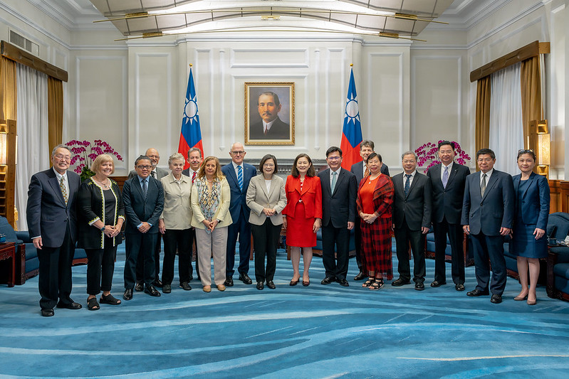 President Tsai poses for a group photo with the delegation of members from CAPRI.