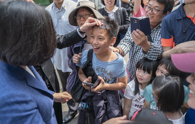President Tsai interacts with people during her visit to send-off activities for the Formosat-7 satellite in Hsinchu City.