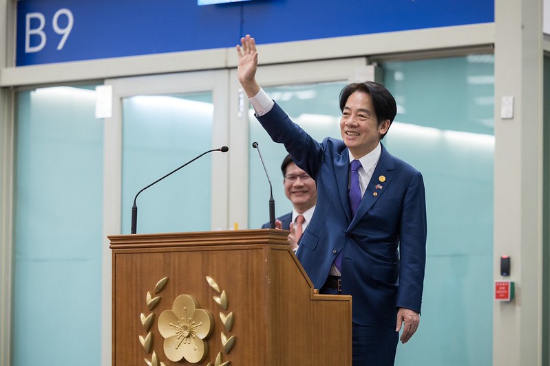 Vice President Lai Ching-te waves to the people greeting him and his delegation at Taoyuan International Airport.