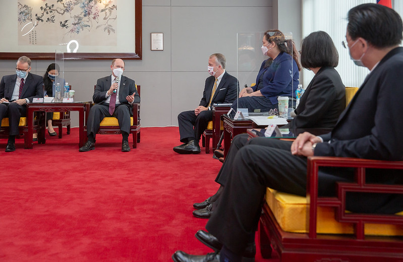 President Tsai Ing-wen meets a US Senate delegation.
