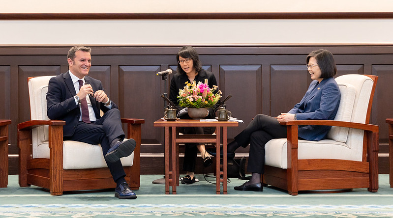 President Tsai exchanges views with Senate Vice-President Gian Marco Centinaio of Italy.