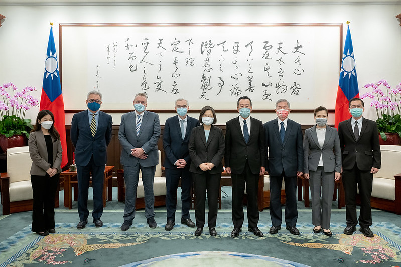 President Tsai poses for a photo with a group of executives of the Dutch corporation ASML Holding N.V. led by Executive Vice President and Chief Operations Officer Frédéric Schneider-Maunoury.