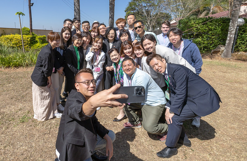 President Tsai poses for a photo with the press corps traveling with her delegation.