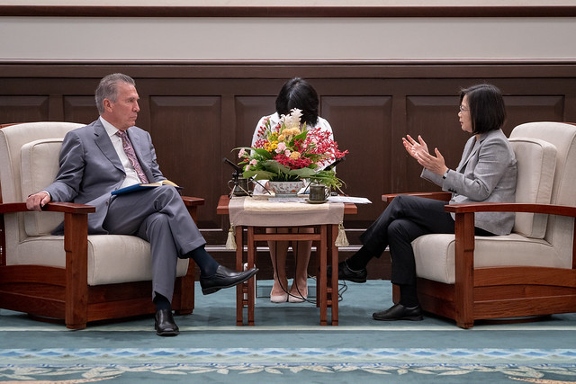 President Tsai Ing-wen meets with US-Taiwan Business Council Chairman Michael Splinter.