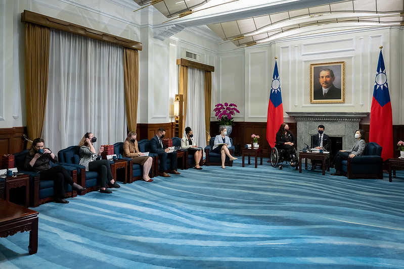 President Tsai meets US delegation led by Senator Duckworth