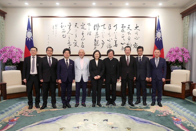 President Tsai poses for a group photo with a delegation led by Nippon Foundation Chairman Sasakawa Yohei.