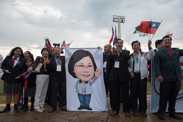 Overseas compatriots in Paraguay welcome President Tsai and her delegation at the airport.