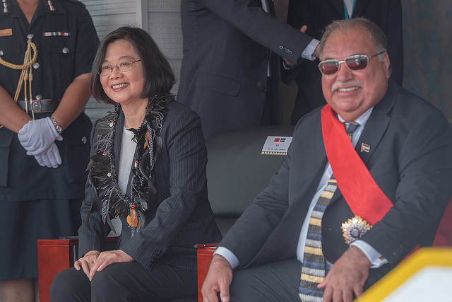 President Tsai confers the Order of Brilliant Jade with Grand Cordon on Nauru President Waqa.