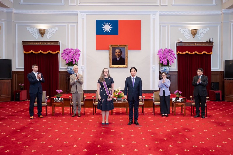 President Lai confers a decoration on AIT Taipei Office Director Sandra Oudkirk.