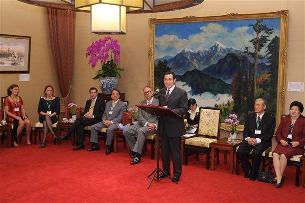 President Ma meets ChildFund Alliance Chairman Michael Rose. (01)