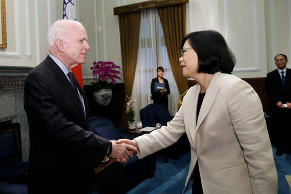 President Tsai Ing-wen meets with a delegation led by US Senate Armed Services Committee Chairman John McCain.