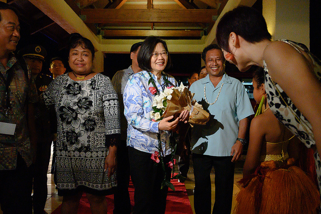 President Tsai receives a wreath from a Palauan student.