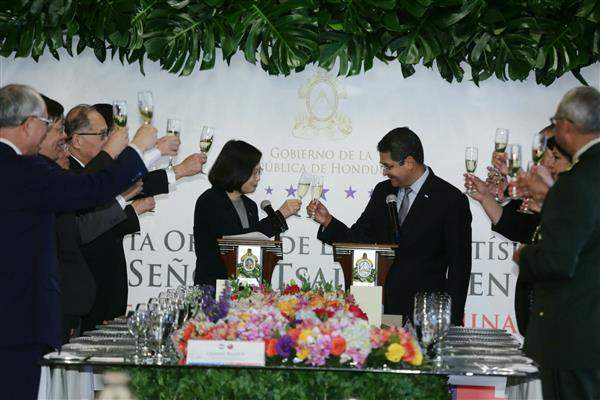 President Tsai attends a state banquet hosted by Honduran President Juan Orlando Hernandez Alvarado.