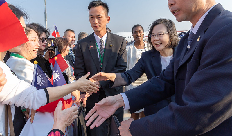 President Tsai Ing-wen greets and shakes hands with members of our overseas community in Eswatini who came to the airport to give her a warm welcome.