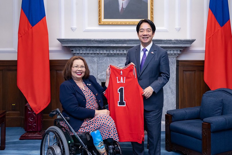 President Lai Ching-te presents United States Senator Tammy Duckworth with a gift.