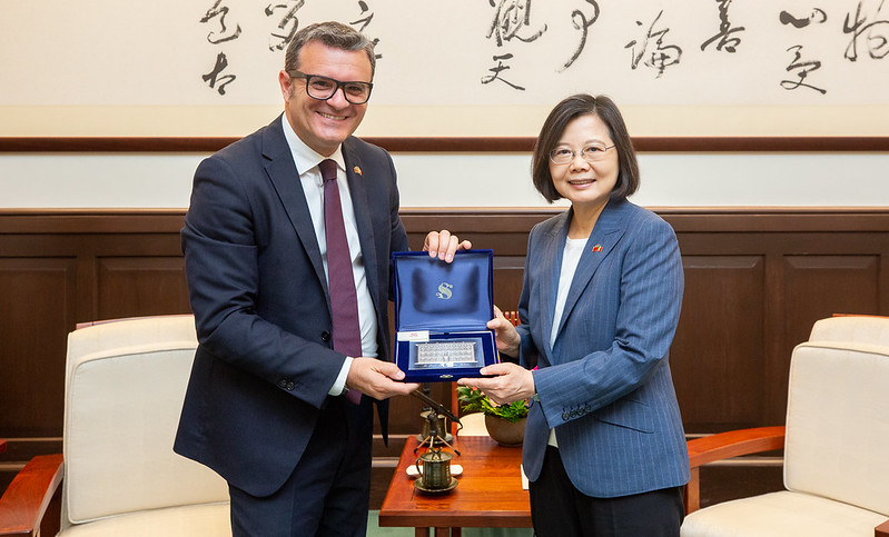 President Tsai receives a gift from Senate Vice-President Gian Marco Centinaio of Italy.