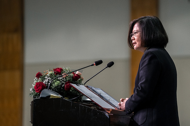 President Tsai delivers remarks at a banquet for representatives of the expatriate community in Paraguay.