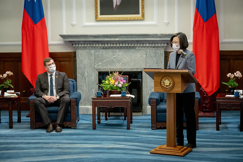 President Tsai exchanges views with the Lithuanian's parliamentary delegation.
