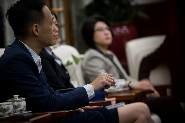 President Tsai listens to the views of members of Taiwan's delegation to the APEC Business Advisory Council.