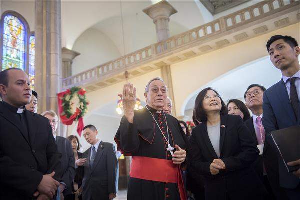 President Tsai learns about the history of the Basilica of Suyapa from Cardinal Oscar Andres Rodriguez Maradiaga.
