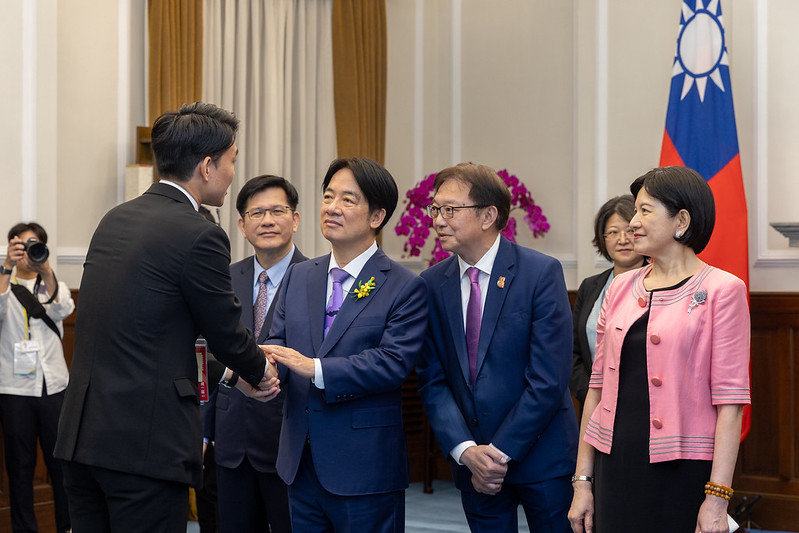 President Lai Ching-te shakes hands with foreign guest.