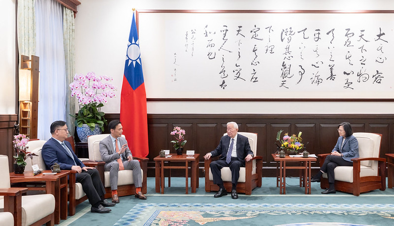 President Tsai exchanges views with Taiwan's delegation to the 2023 APEC Economic Leaders' Meeting led by Leader's Representative Dr. Morris Chang.