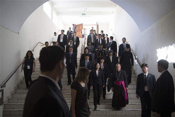 President Tsai leads her delegation to visit the Metropolitan Cathedral of San Salvador.