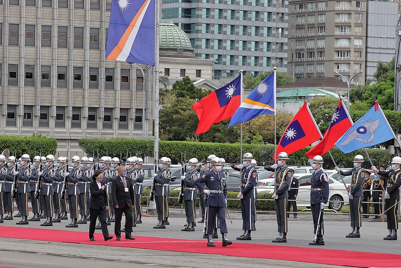 President Tsai Ing-wen and Marshall Islands President David Kabua review the military honor guard.