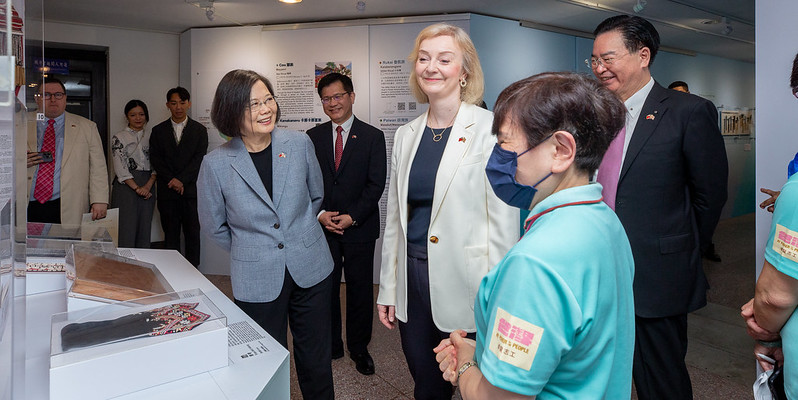 President Tsai accompanies former UK Prime Minister Elizabeth Truss to an exhibition on the cultures of Taiwan's indigenous peoples called "Kemasi Maza."