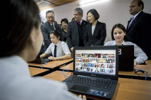 President Tsai visits the Paraguayan students who are using the notebook computers donated by Taiwan's ASUS Foundation.