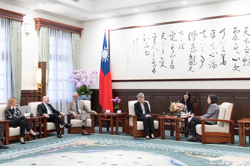 President Tsai exchanges views with Arizona Governor Katie Hobbs.